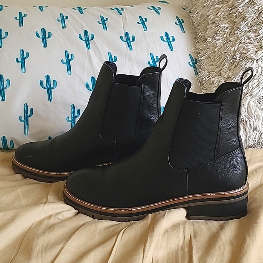 Kensie Chelsea boots, women black size 8.5